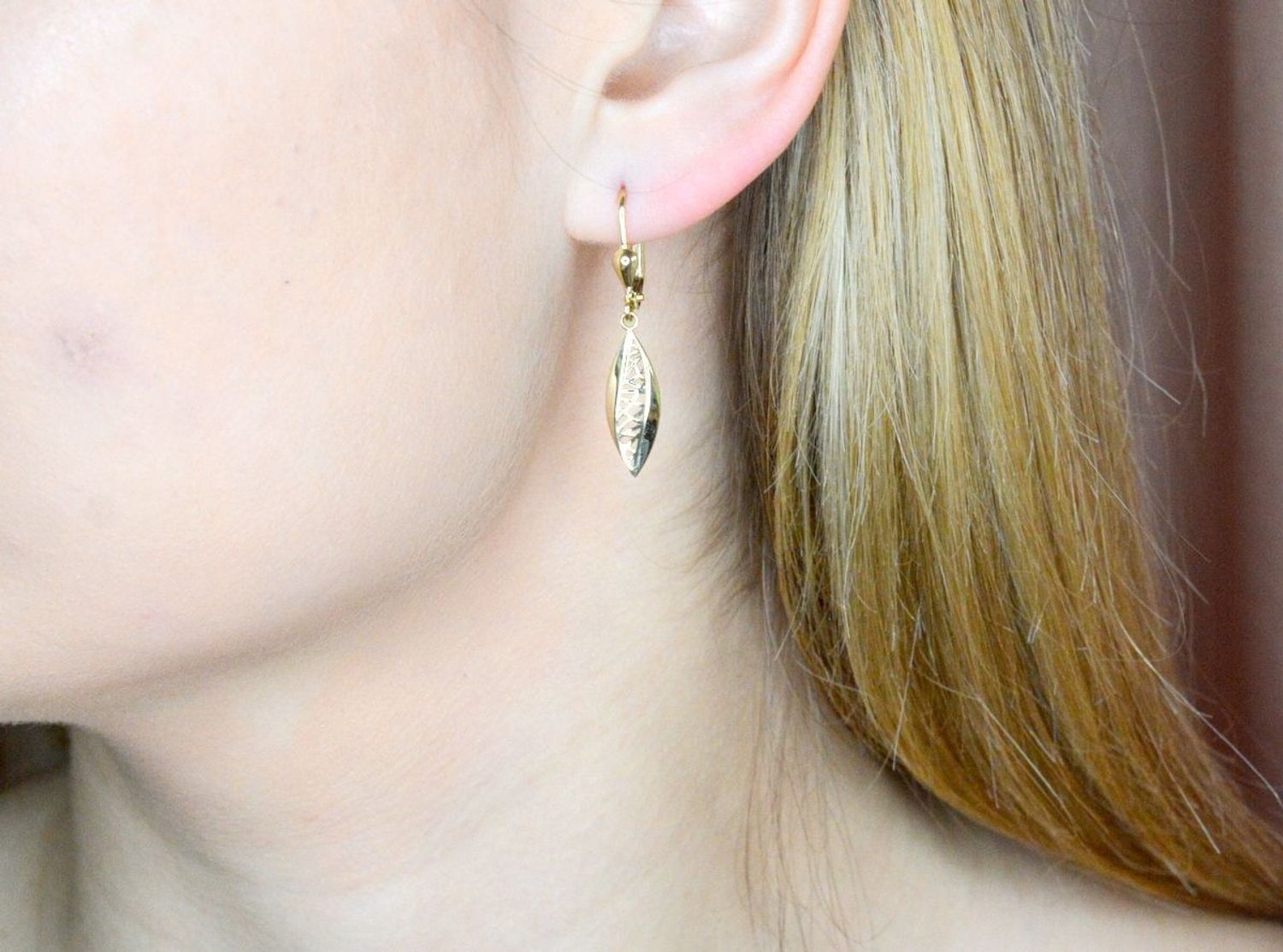 Złote kolczyki 585 wiszące ażurowe listki KL 11135C 585. Złote kolczyki wykonane z najwyższej jakości żółtego złota, próba 585, waga około 1,86 gram. Kolczyki w minimalistycznym stylu, wpisujące się w obecne trendy modowe..jpg